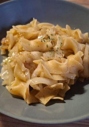Hagymás káposztás tészta recept fotója