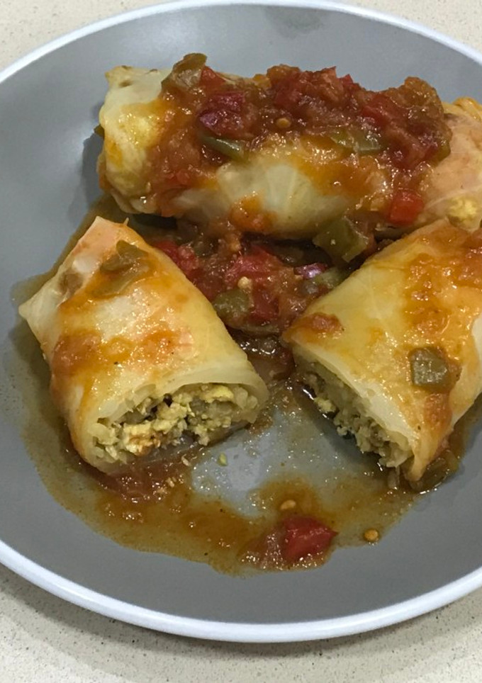 Una foto de Rollitos de col 🥬 con 💃🏻SALSA 💃🏻 estilo Árabe {MALFUF}