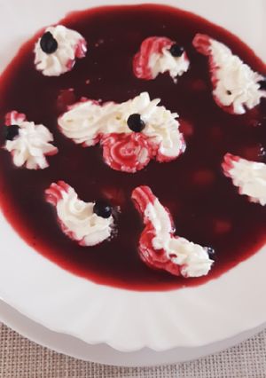 Erdei gyümölcsleves meggyel és áfonyával recept fotója