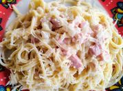 Una foto de spaguetti a la crema con jamón