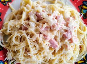 Una foto de Spaghetti a la "Alfredo" con jamón