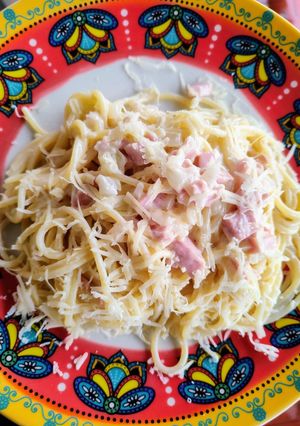 Una foto de Spaghetti a la "Alfredo" con jamón