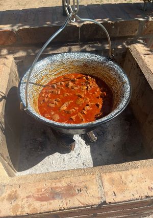 Marhapörkölt bográcsban, szabadtűzon recept fotója