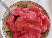 Una foto de helado de frutilla