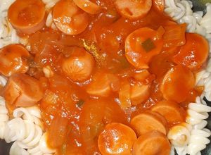 Una foto de Fusiles con salsa de salchichas