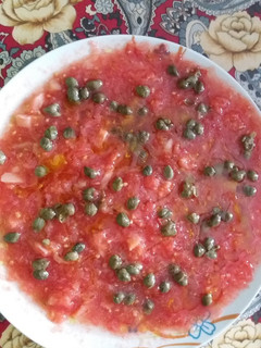 Una foto de Ensalada de tomate con bacalao y salmón