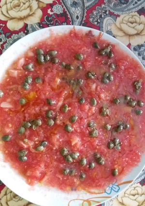 Una foto de Ensalada de tomate con bacalao y salmón