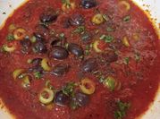 Una foto de salsa con salvia y tomate