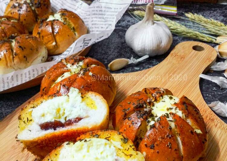 Langkah Mudah untuk Menyiapkan Korean Garlic Bread With Red Bean, Sempurna