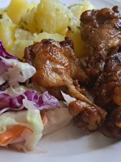 Sörben párolt pikáns csirkeszárnyak recept fotója