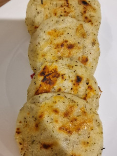Una foto de Mini arepas de queso - con toque a hierbas