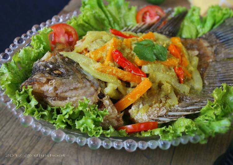 Bumbu Menyiapkan Gurame acar kuning, Enak