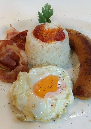 Una foto de Arroz a la cubana