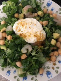 Una foto de 297. Ensalada de garbanzos, gambas, aguacate y piña (principal legumbres)