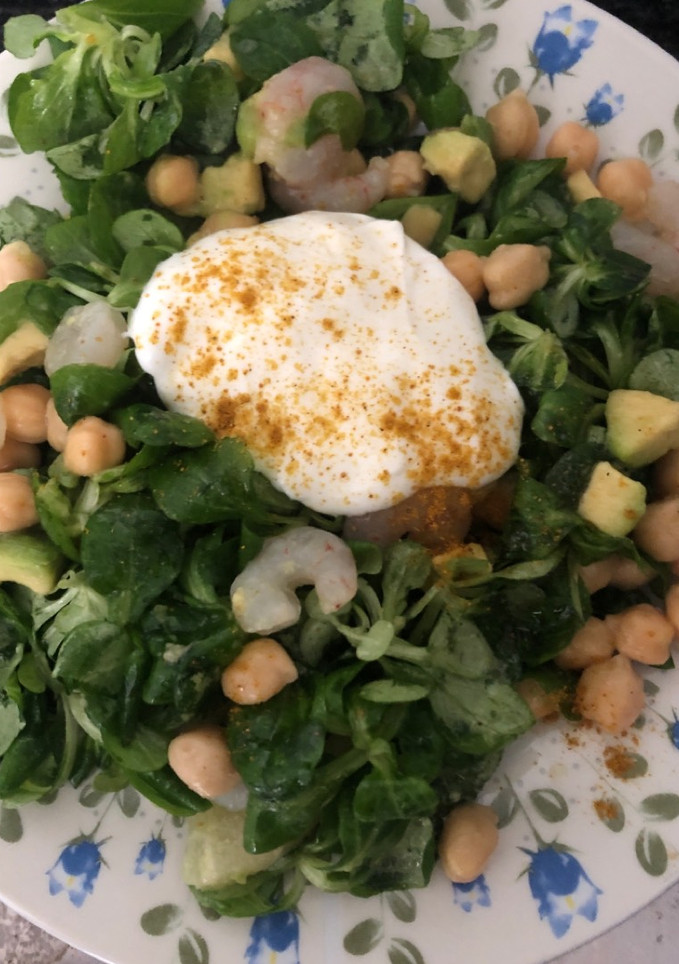 Una foto de 297. Ensalada de garbanzos, gambas, aguacate y piña (principal legumbres)