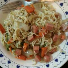 Una foto de Fideos chinos de pollo con verduras y salchichas