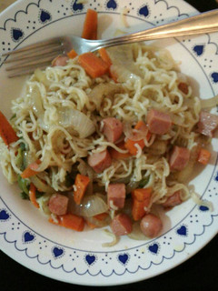 Una foto de Fideos chinos de pollo con verduras y salchichas