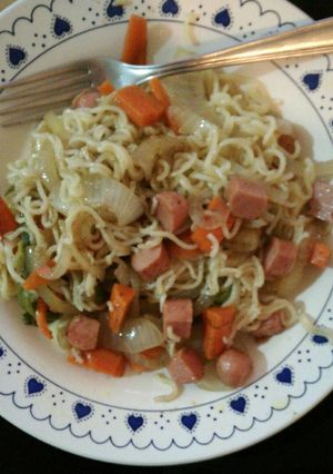 Una foto de Fideos chinos de pollo con verduras y salchichas
