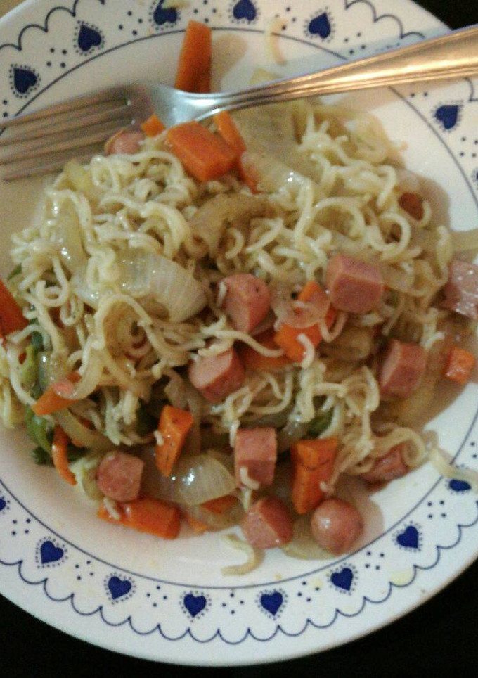 Una foto de Fideos chinos de pollo con verduras y salchichas