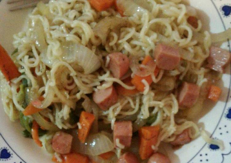 Fideos chinos de pollo con verduras y salchichas