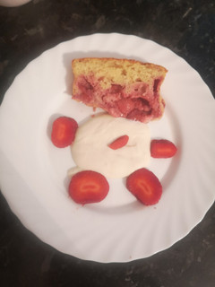 Una foto de Bizcocho de fresas acompañado de crema de chocolate blanco