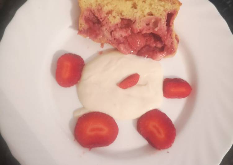 Bizcocho de fresas acompañado de crema de chocolate blanco