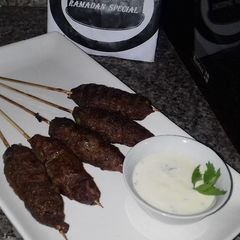 A picture of Meat kofta with naan bread.