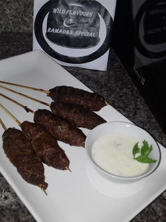 A picture of Meat kofta with naan bread.
