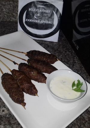 A picture of Meat kofta with naan bread.
