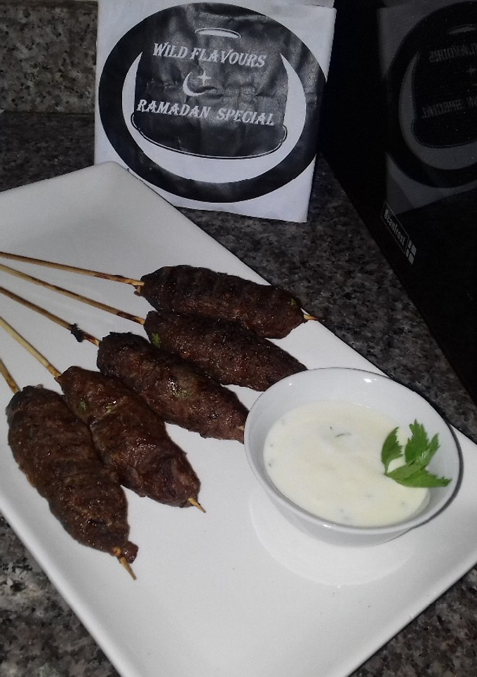 A picture of Meat kofta with naan bread.