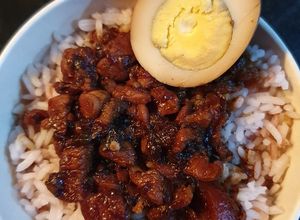 Foto resep Taiwanese Braised Pork Belly Rice (台灣滷肉飯)