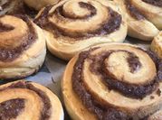 Una foto de frosting rollos de canela