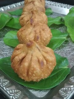 कोकोनट चॉकलेट मोदक (Coconut Chocolate modak recipe in Hindi) रेसिपी मुख्य फोटो