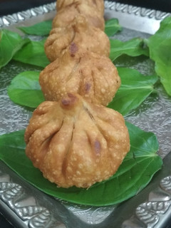कोकोनट चॉकलेट मोदक (Coconut Chocolate modak recipe in Hindi) रेसिपी मुख्य फोटो