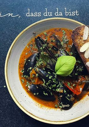 Kagyló paradicsomos szószban fokhagymás pirított kenyérrel🦪🍅❤️ recept fotója