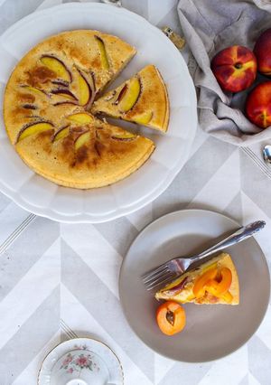Foto de Bolo de iogurte grego e nectarinas