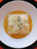 Raviolo aperto con ragù di branzino