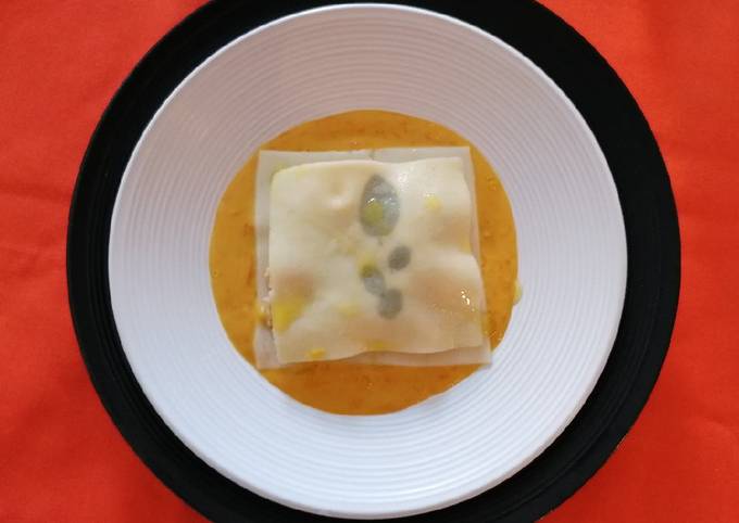 Raviolo aperto con ragù di branzino