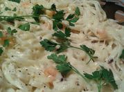 Una foto de pastas con crema con tomates cherry