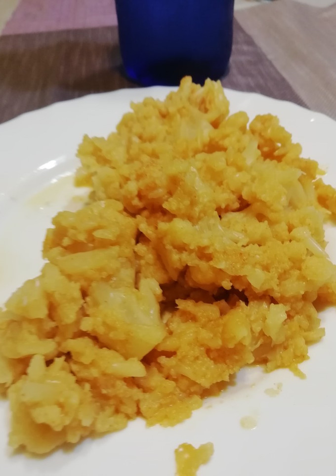 Una foto de Coliflor con patata y pimentón
