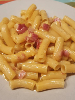 Una foto de Rigatoni a la carbonara🍝