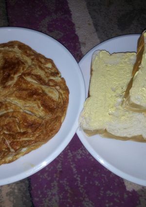 A picture of Fried egg and butter bread.