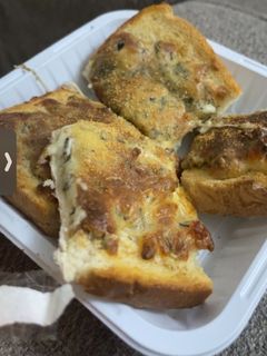 صورة لوصفة -فطيرة التوست بالجبنة والزعتر لذييييذه 🍞😋