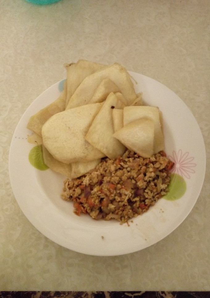 A picture of Fried yam and egg souce.