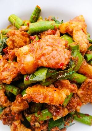 รูปของ หมูสามชั้นผัดพริก​แกง🥩