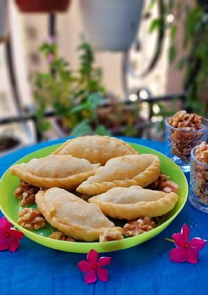 A picture of Walnut gujhiya.