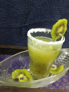 કીવિ મિન્ટ મોઈતો(Kiwi mint mojito recipe in Gujarati) રેસીપી મુખ્ય ફોટો