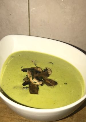 Una foto de Zupa di fiori di zucca (sopa de flores de calabaza)