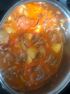 Una foto de Níscalos con patatas y chorizo picante