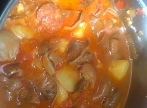 Una foto de Níscalos con patatas y chorizo picante